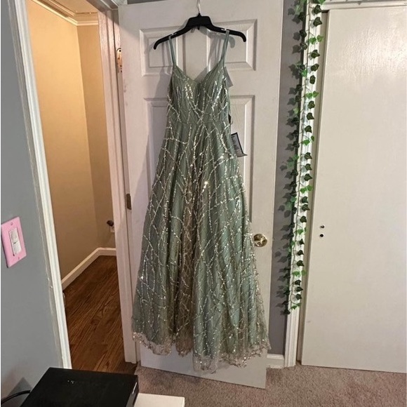 Dresses & Skirts - Green Prom Dress size 3